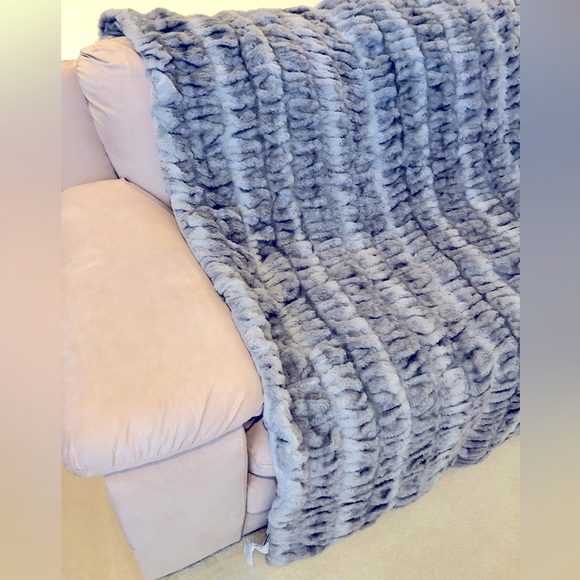 Bedding Hotel Ducobb Oversized Luxury Ruched Faux Fur Throw By Dennis